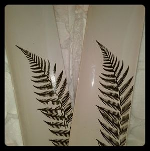 2 white leaf decorative plates